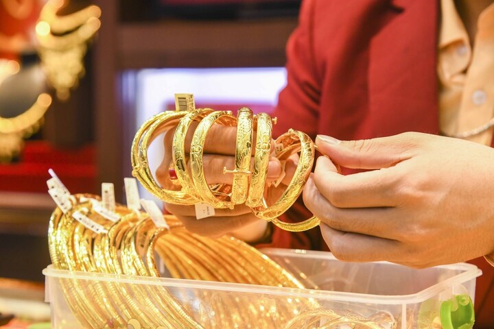 Giá vàng hôm nay 24/4: Giảm mạnh, mất ngưỡng 4.700 USD/ounce